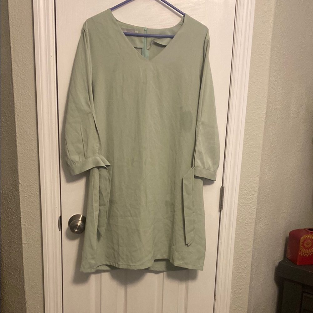 Casual Green V-Neck Mini Dress with Bishop Sleeves